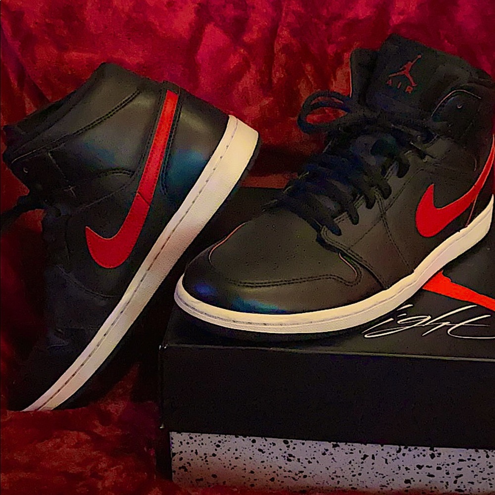 Jordan Retro 1 mid (Black Team Red)